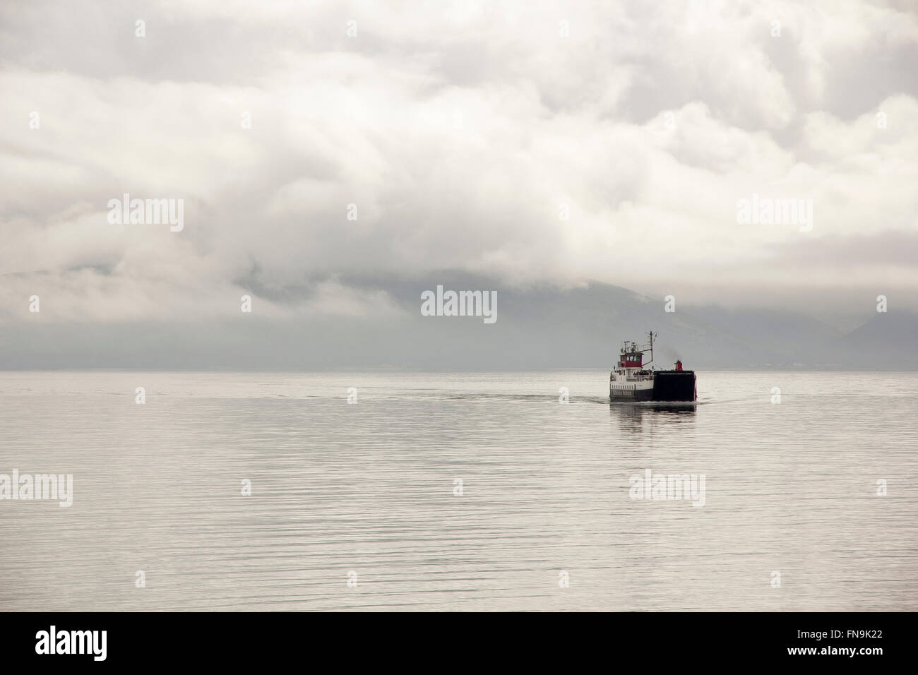 La piccola nave traghetto da Lochranza sull'isola di Arran a Claonaig su Kintyre, Scozia attraversando il suono Kilbrannan Foto Stock