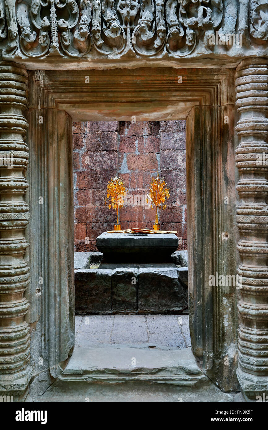 Porta e 'Golden Tree' del Buddha, Chao dire Tevoda tempio, il Parco Archeologico di Angkor, Siem Reap, Cambogia Foto Stock