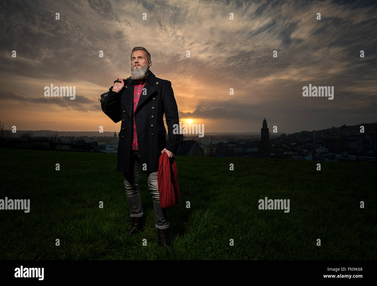 Hipster uomo borsa da trasporto e sciarpa Foto Stock