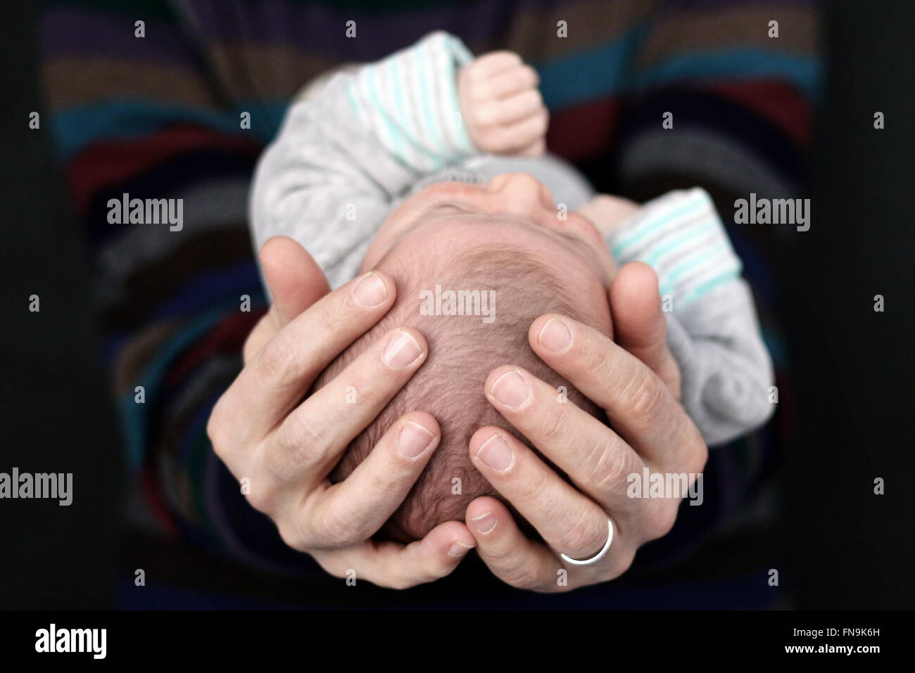 Padre holding neonato boy Foto Stock