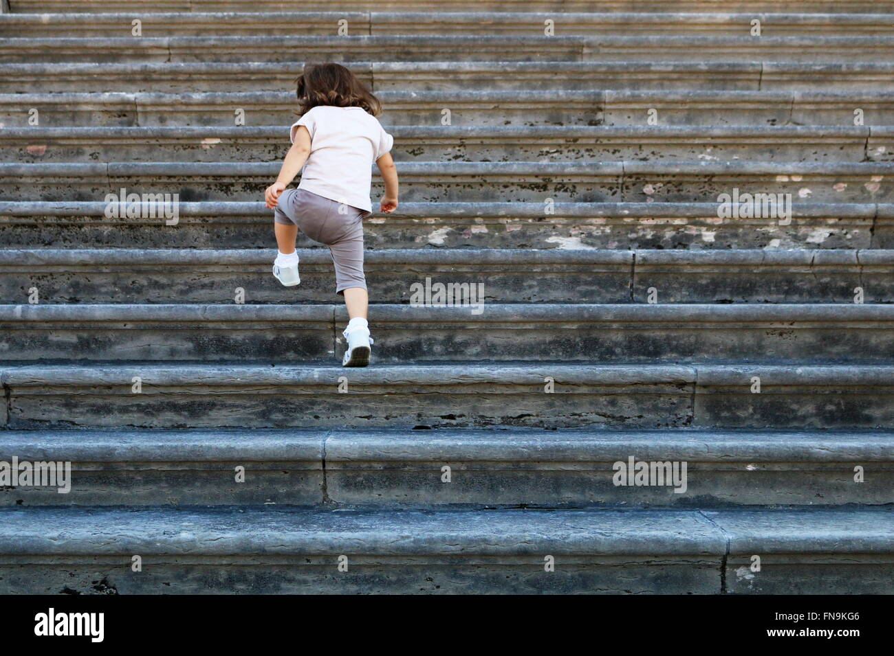 Ragazza camminare su per le scale, Venezia, Italia Foto Stock