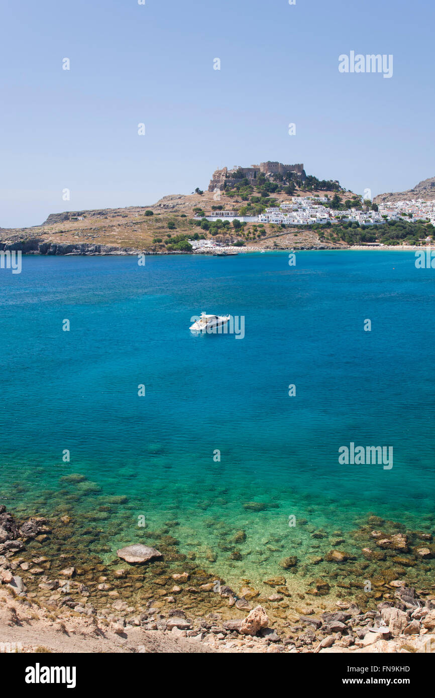 Lindos, Rodi, Egeo Meridionale, Grecia. Vista sulle acque turchesi di Lindos Bay. Foto Stock