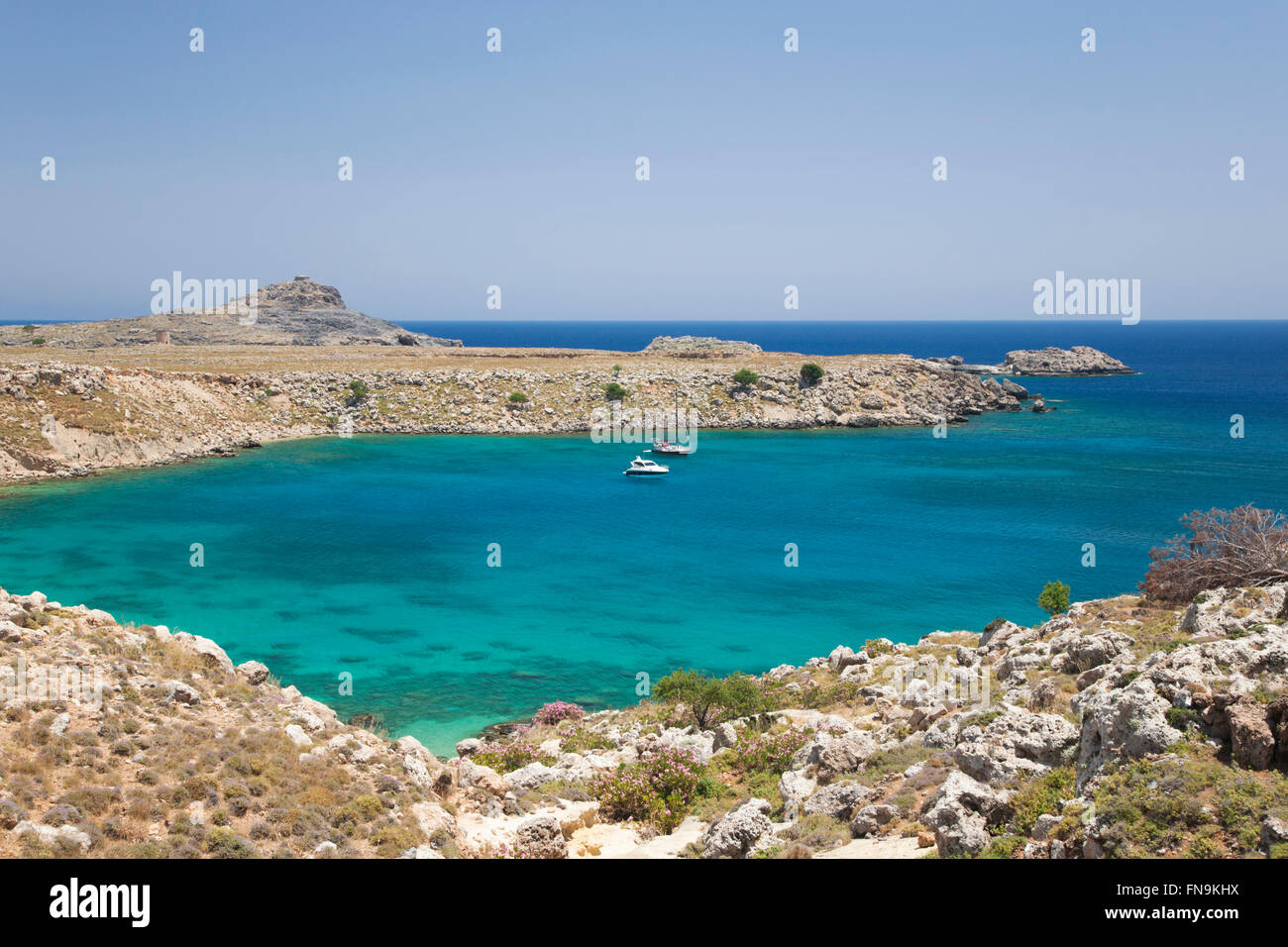 Lindos, Rodi, Egeo Meridionale, Grecia. Vista sulle acque turchesi di Lindos Bay. Foto Stock