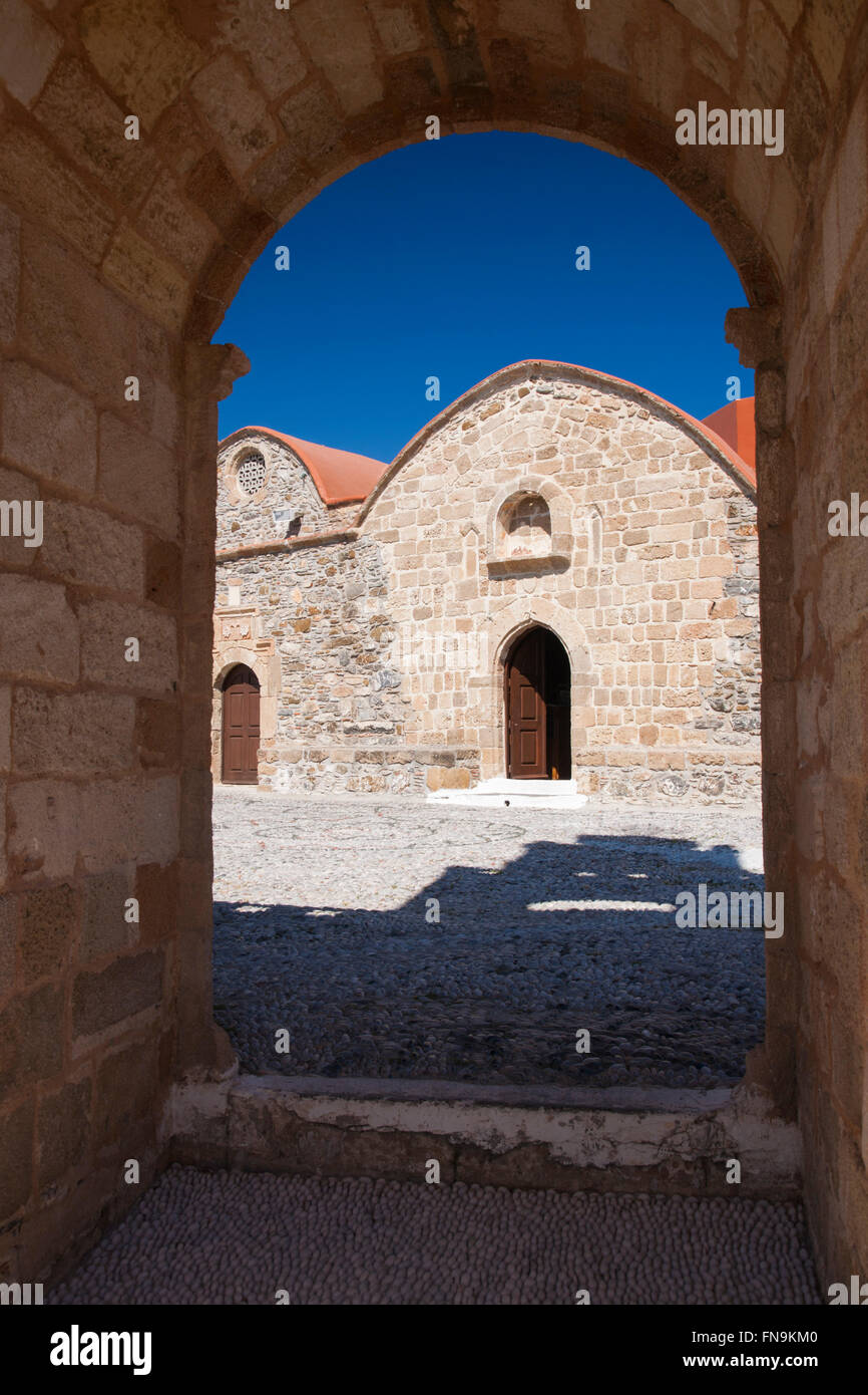 Asklipio, Rodi, Egeo Meridionale, Grecia. Visualizzazione attraverso l'arco alla chiesa bizantina di Kimisis Theotokou. Foto Stock