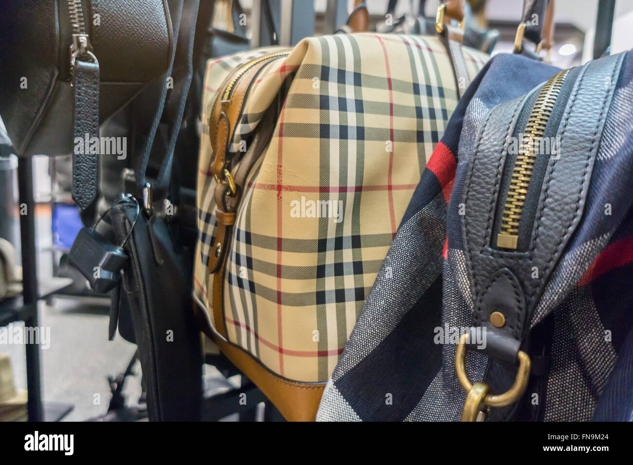 Burberry borse nel loro classico con marchio design a scacchi in vendita  presso il Saks Fifth Avenue Off quinto convenienti spin-off brand in New  York, visto su Domenica, 6 marzo 2016. I