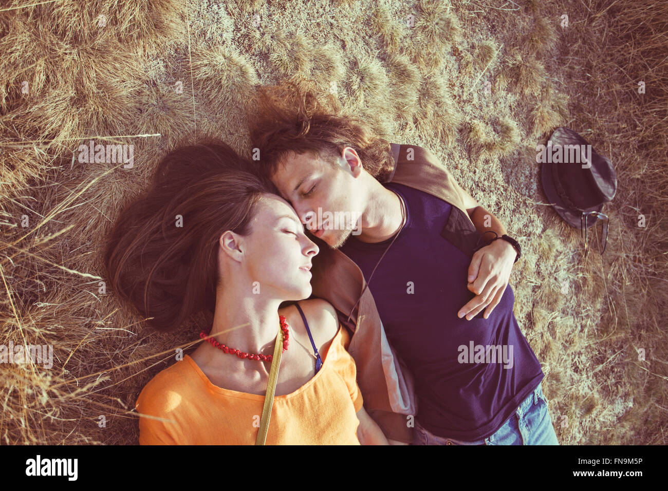 Coppia giacendo su erba dormire Foto Stock