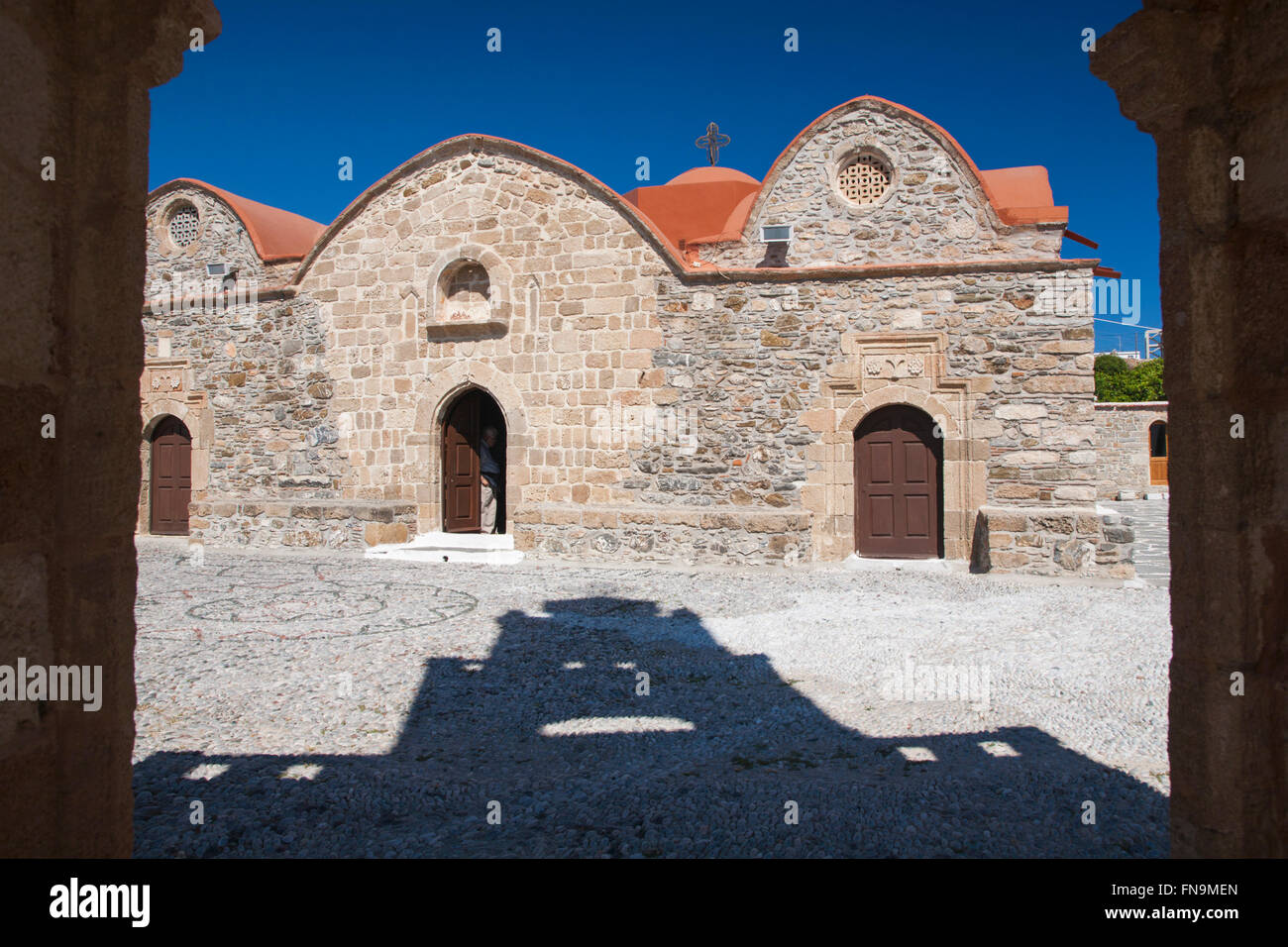 Asklipio, Rodi, Egeo Meridionale, Grecia. Visualizzazione attraverso l'arco alla chiesa bizantina di Kimisis Theotokou. Foto Stock