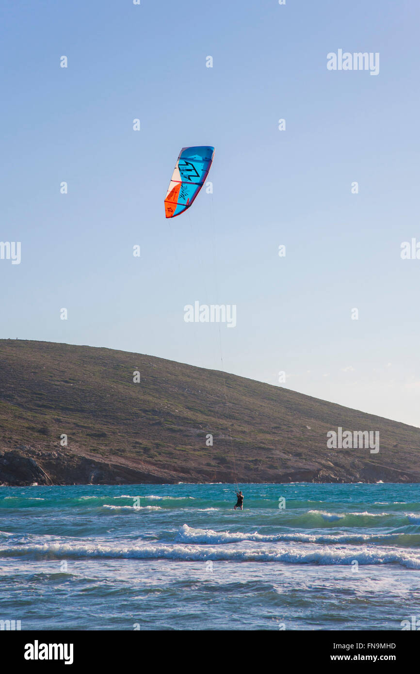 Prasonisi, Rodi, Egeo Meridionale, Grecia. Il kite surf sulla spiaggia di Cape Prasonisi. Foto Stock
