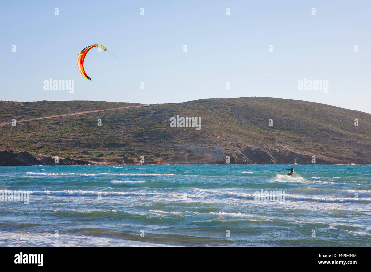 Prasonisi, Rodi, Egeo Meridionale, Grecia. Il kite surf sulla spiaggia di Cape Prasonisi. Foto Stock