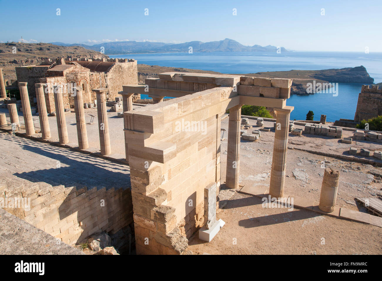 Lindos, Rodi, Egeo Meridionale, Grecia. Vista parzialmente ricostruito stoa ellenistica sull'Acropoli. Foto Stock