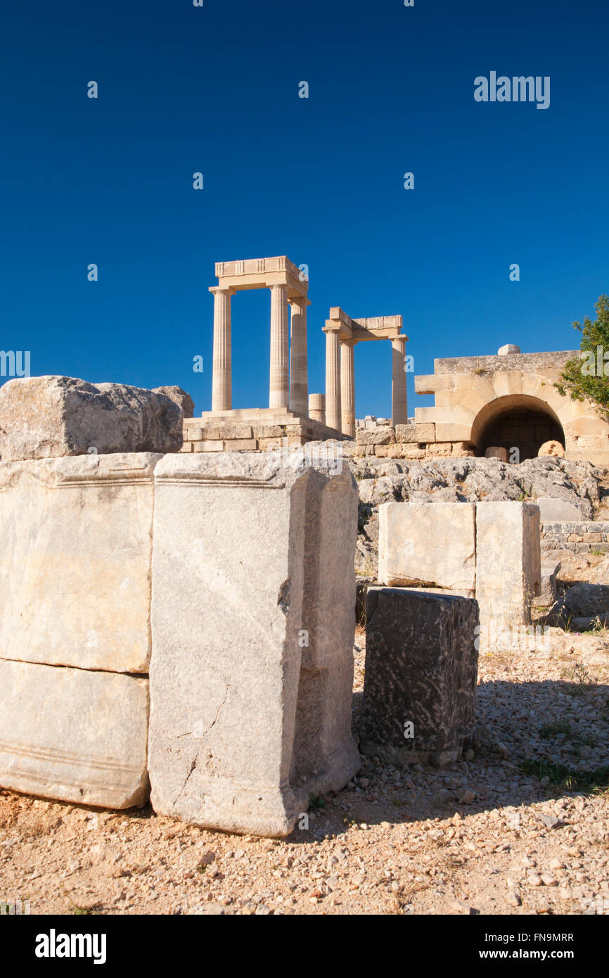 Lindos, Rodi, Egeo Meridionale, Grecia. Colonne della parzialmente ricostruito stoa ellenistica sull'Acropoli. Foto Stock