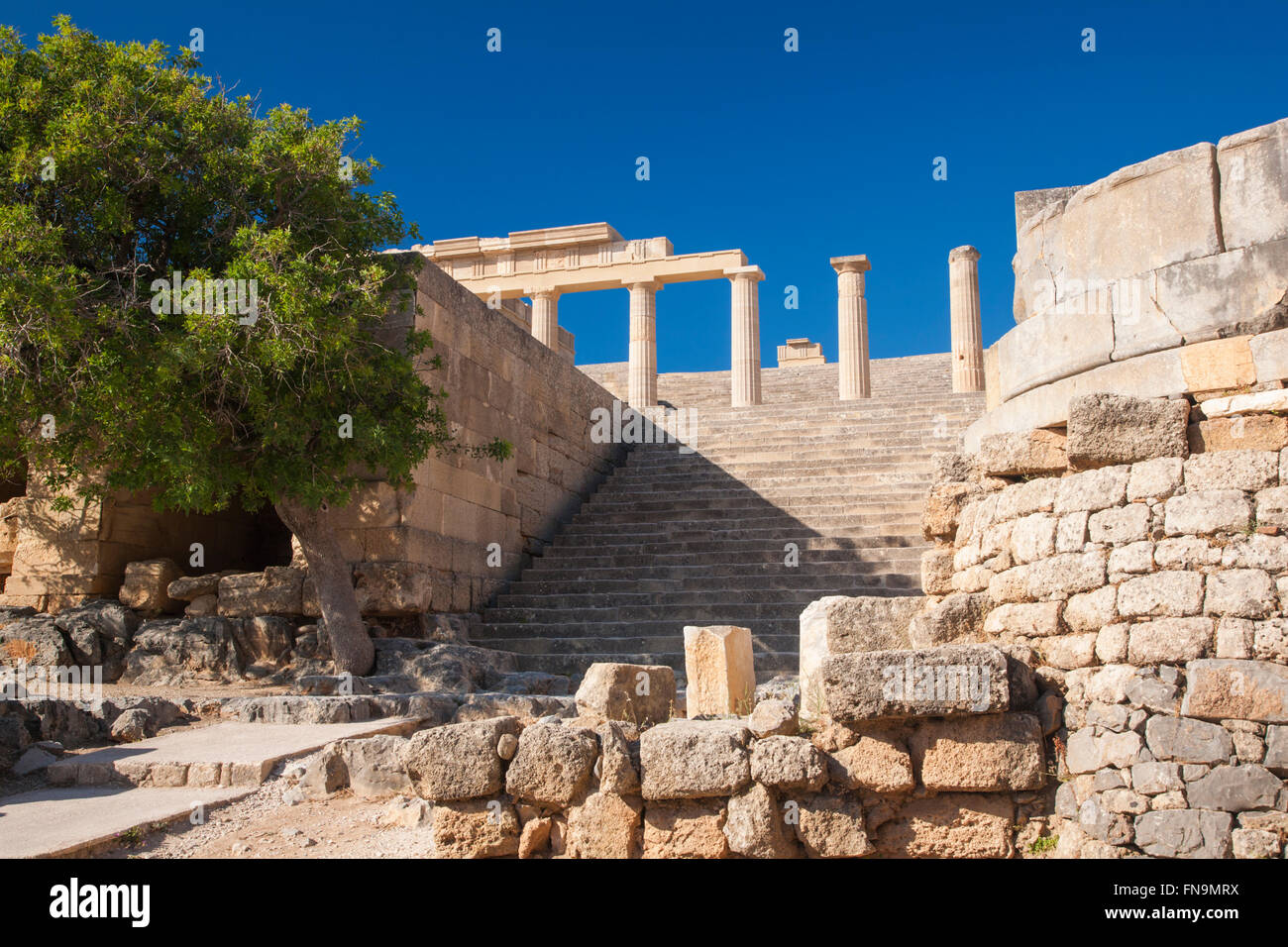 Lindos, Rodi, Egeo Meridionale, Grecia. La ricostruita parzialmente stoa ellenistica sull'Acropoli. Foto Stock