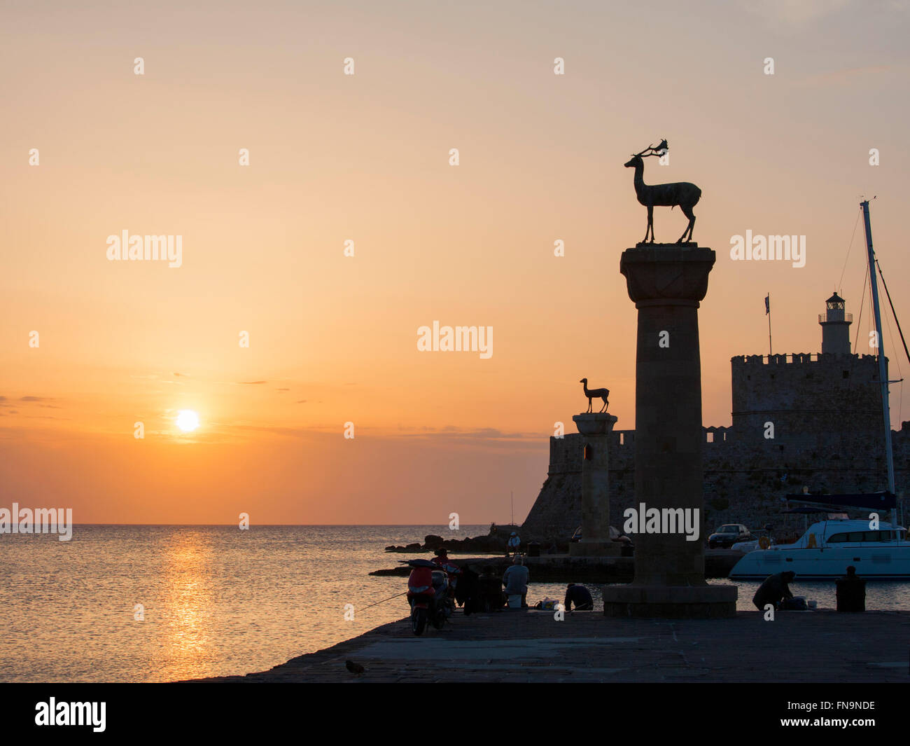 La città di Rodi, rodi, Egeo Meridionale, Grecia. Statue di daini all'ingresso Mandraki Harbour, sunrise. Foto Stock