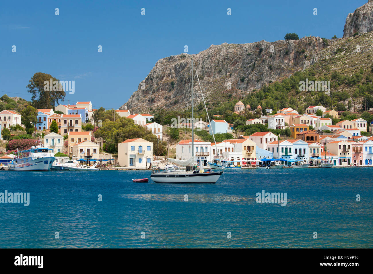 Kastellorizo, Rodi, Egeo Meridionale, Grecia. Vista sul porto, yacht al punto di ancoraggio. Foto Stock