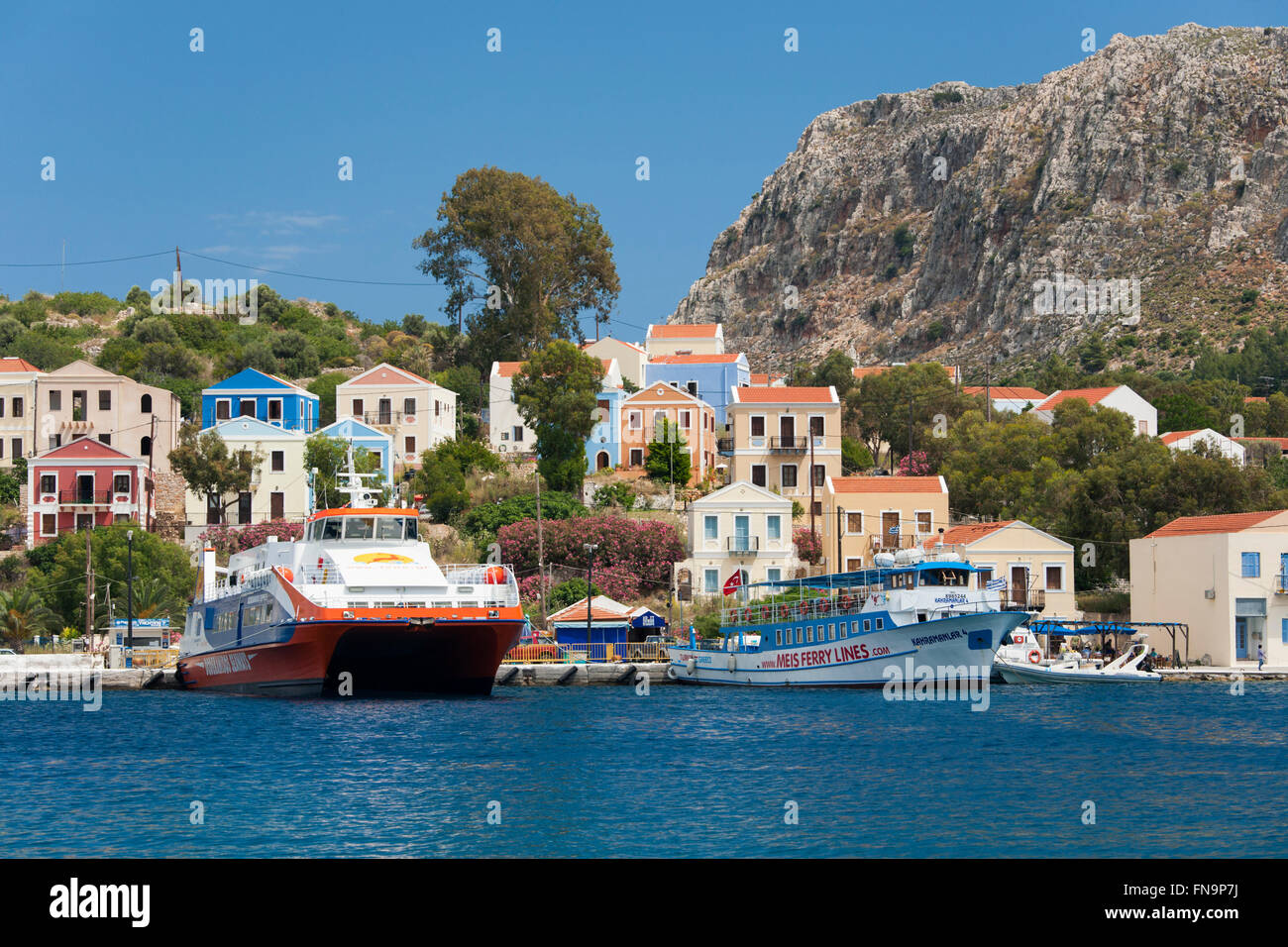 Kastellorizo, Rodi, Egeo Meridionale, Grecia. Vista sul porto, traghetti ormeggio in banchina. Foto Stock