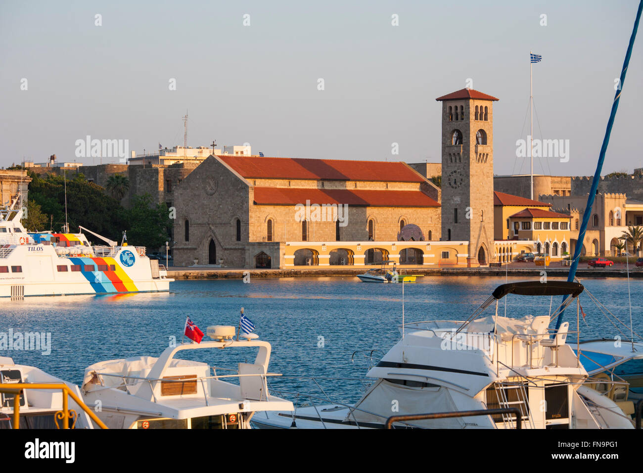 La città di Rodi, rodi, Egeo Meridionale, Grecia. Vista sul Porto di Mandraki alla cattedrale ortodossa, sunrise. Foto Stock