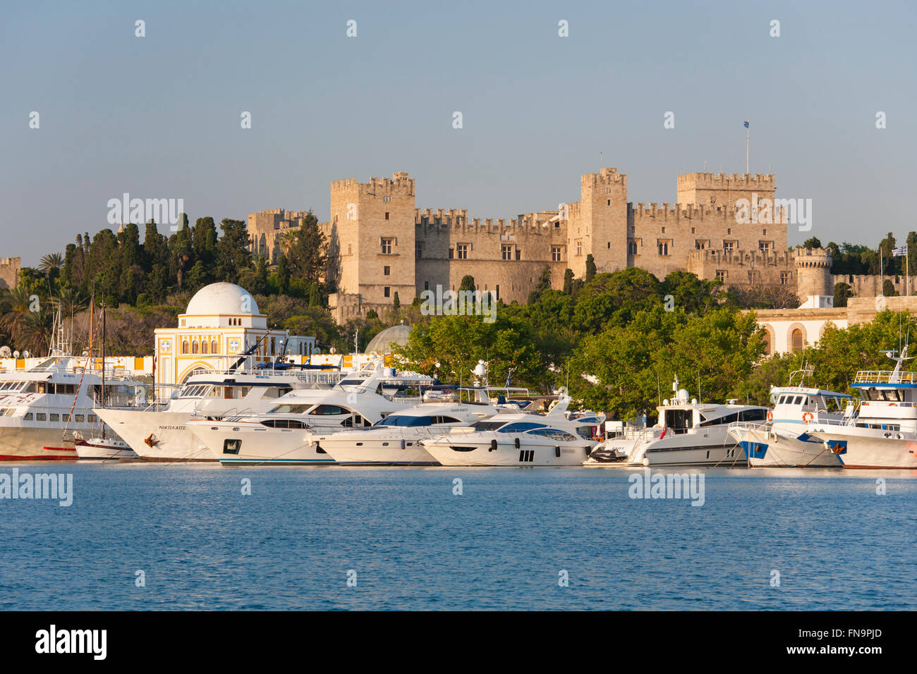 La città di Rodi, rodi, Egeo Meridionale, Grecia. Vista sul Porto di Mandraki al Palazzo del Gran Maestro. Foto Stock
