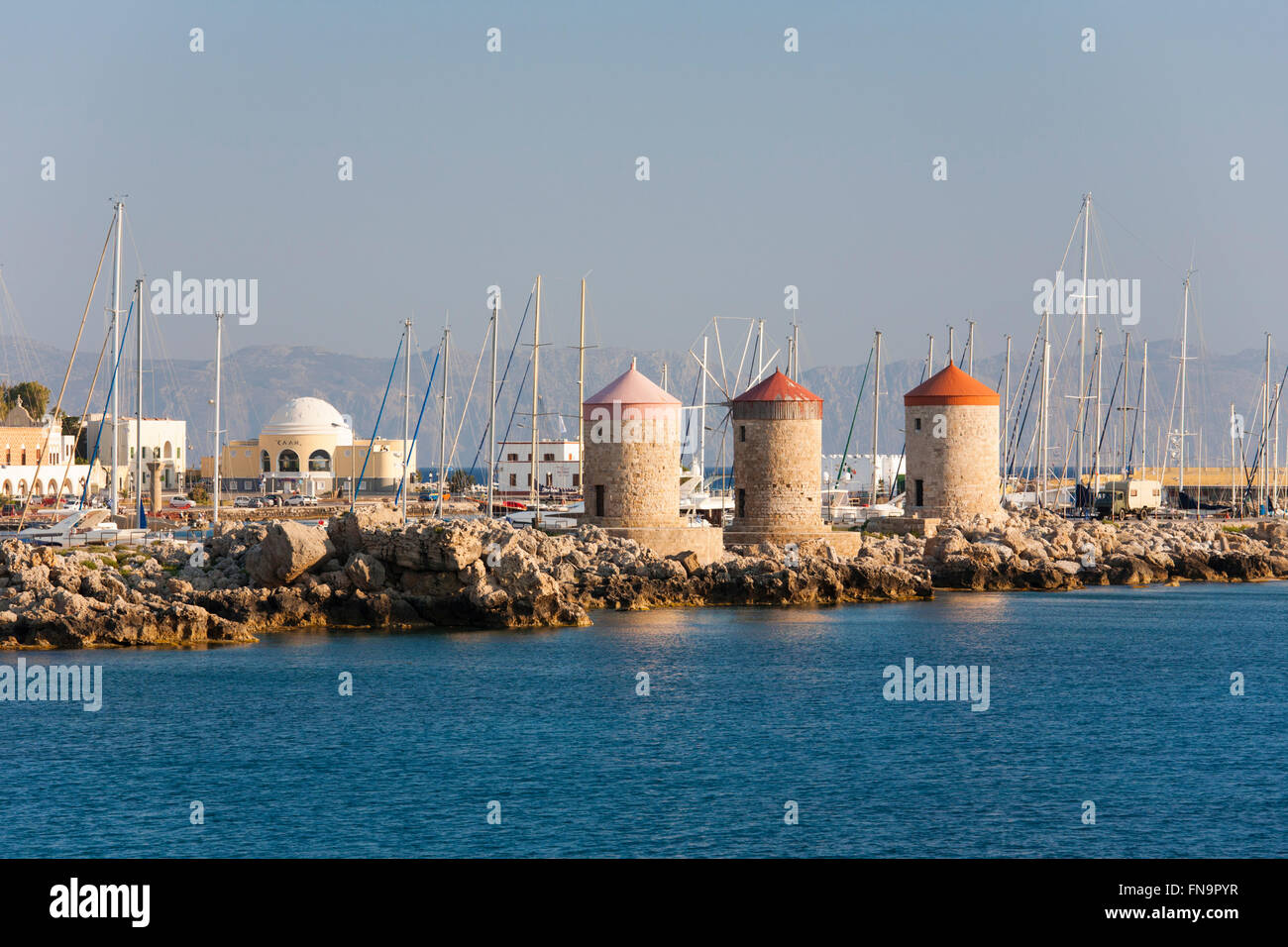 La città di Rodi, rodi, Egeo Meridionale, Grecia. Mulini a vento storico affacciato sul porto di Mandraki. Foto Stock