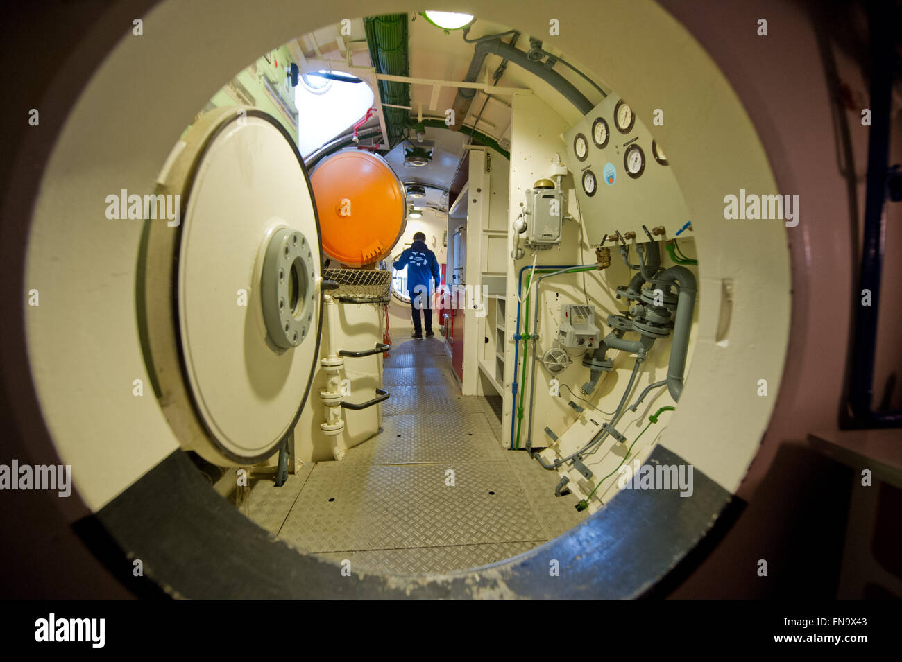 L'interno del laboratorio sottomarino "Helgoland", parte di open-air fiera a Nautineum, un avamposto del tedesco Museo Oceanografico Stralsund, sull'isola Daenholm, Germania, 14 marzo 2016. Il tedesco Museo Oceanografico chiude l'avamposto Nautineum per ragioni economiche. La fiera con 22.000 metri quadrati è stato inaugurato nel 1999 e visualizza gli oggetti di grandi dimensioni del settore marittimo la ricerca e la tecnologia. Foto: Stefan Sauer/dpa Foto Stock