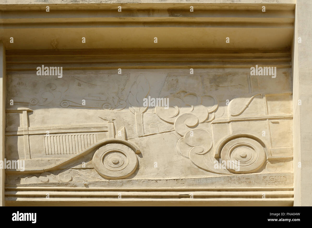 Facciata 1920s Art Deco Garage Devoulx Bas-Relief o intaglio di auto d'epoca e fumi di scarico Marsiglia o Marseiles Francia Foto Stock