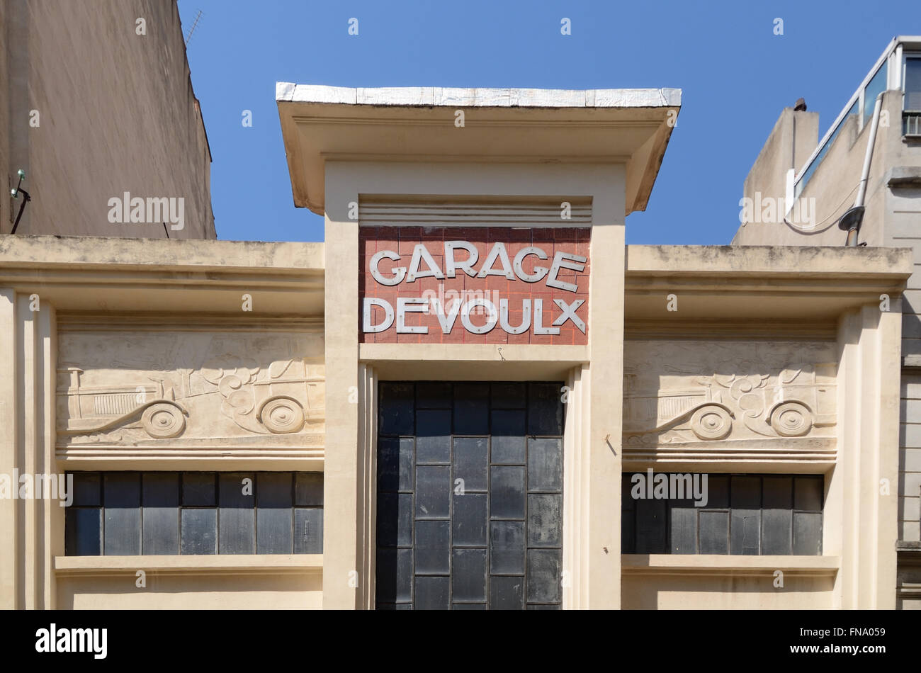 Facciata di 1920s Art Deco Devoulx Garage con Bas-Relief o intaglio di auto d'Epoca Marsiglia o Marseiles Francia Foto Stock
