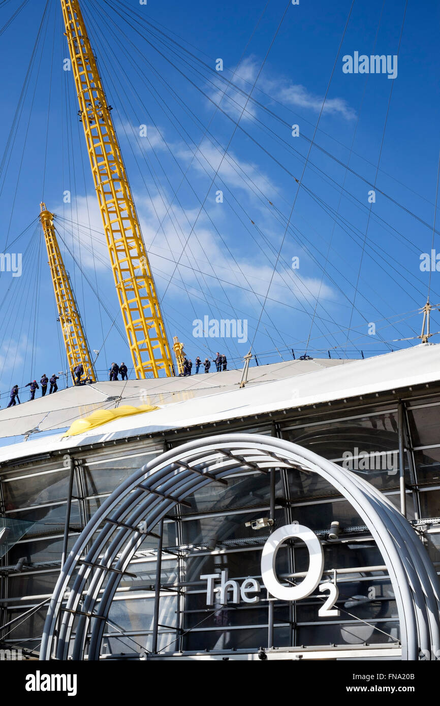 I turisti sul tetto a piedi all'O2, Greenwich, Londra precedentemente noto come il Millennium Dome. Foto Stock