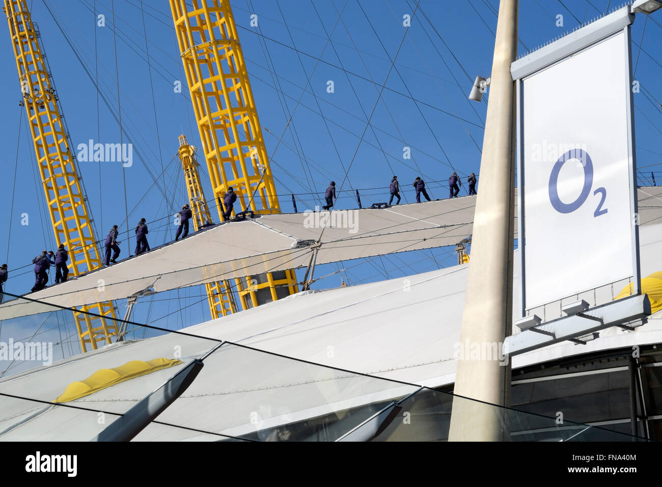 I turisti sul tetto a piedi all'O2, Greenwich, Londra precedentemente noto come il Millennium Dome. Foto Stock