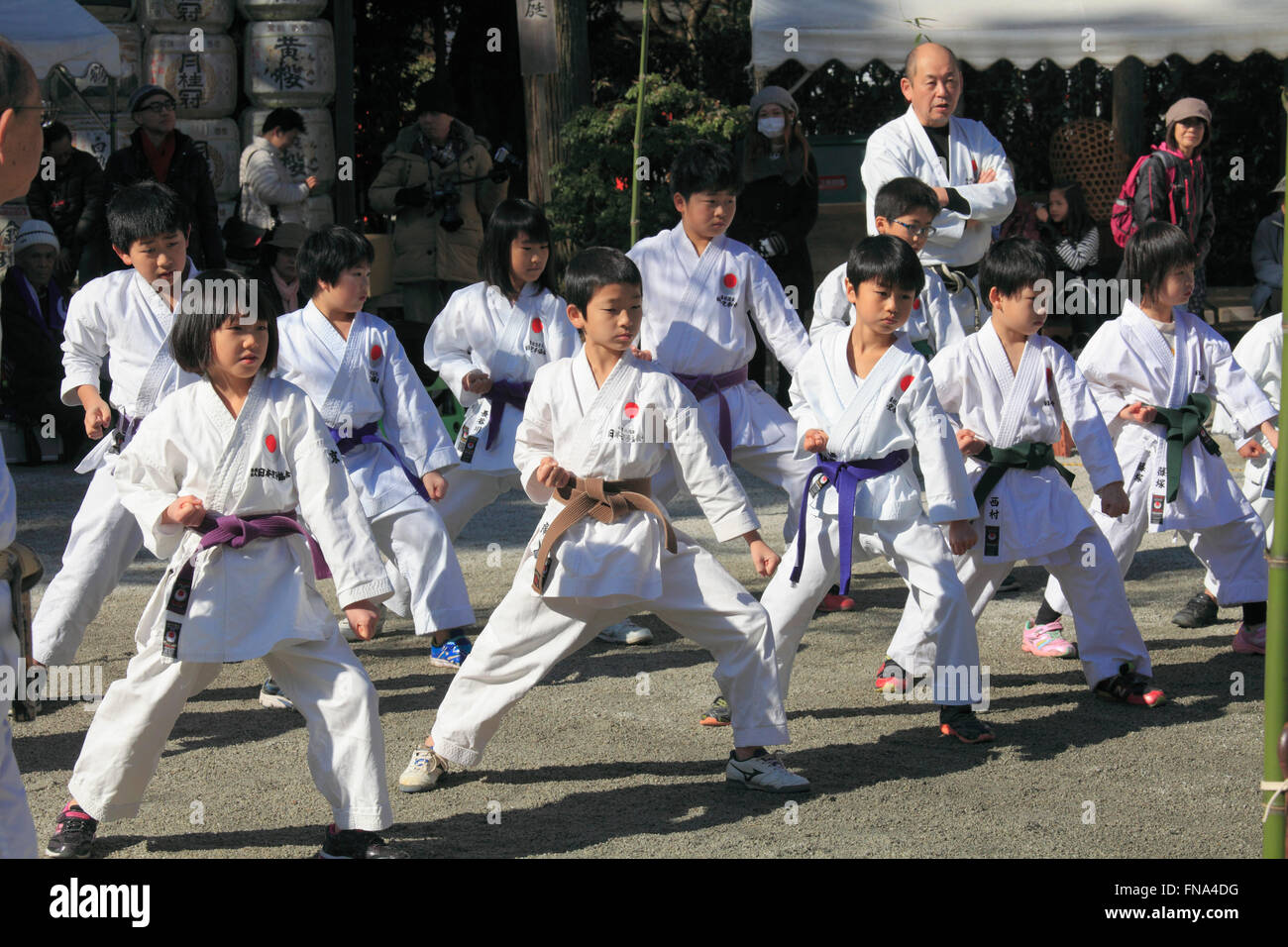 Il Giappone; Kyoto; Kamigamo Santuario, Kigen-sai Festival, dimostrazione di karate, bambini Foto Stock