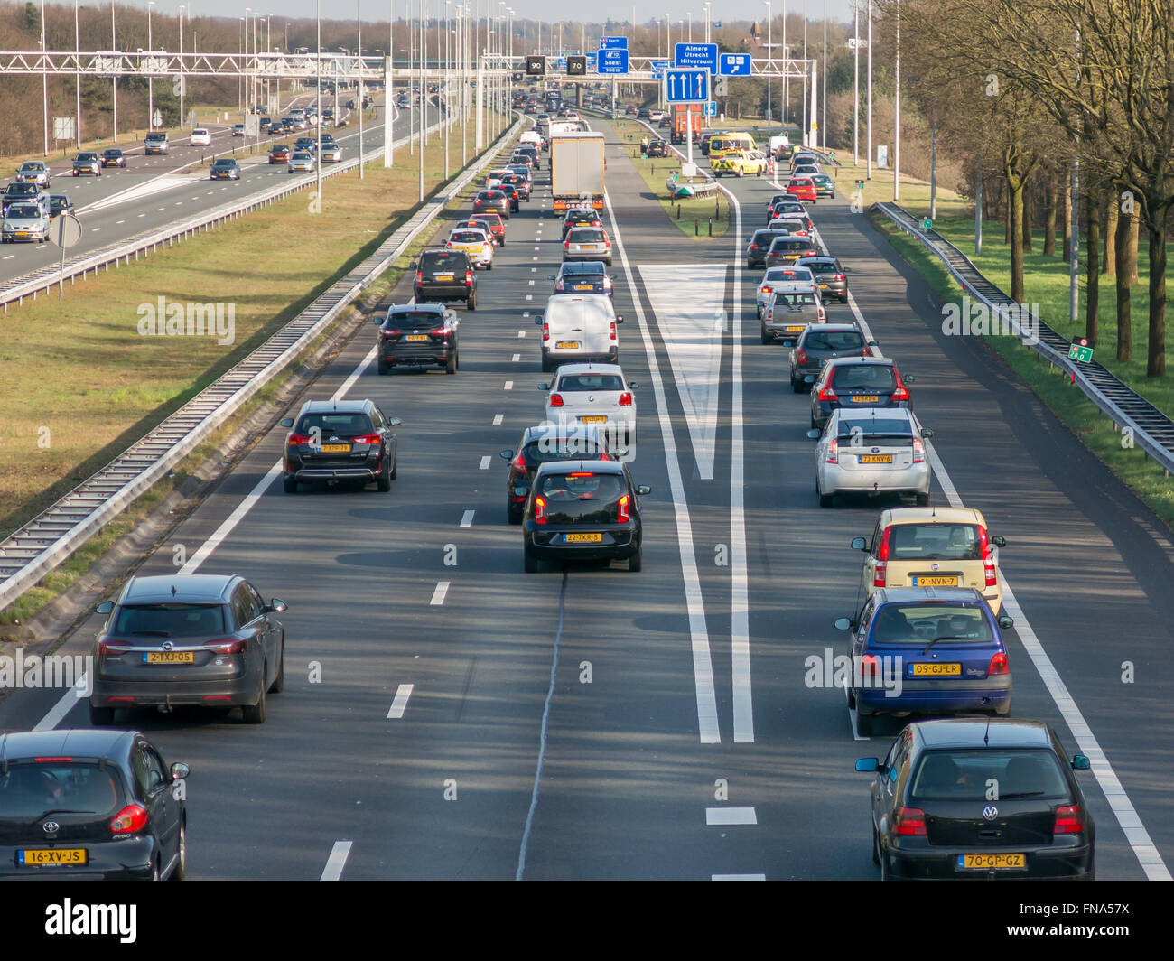 Inceppamento del traffico dopo un incidente durante le ore di punta sulla autostrada A1, Hilversum nei Paesi Bassi Foto Stock