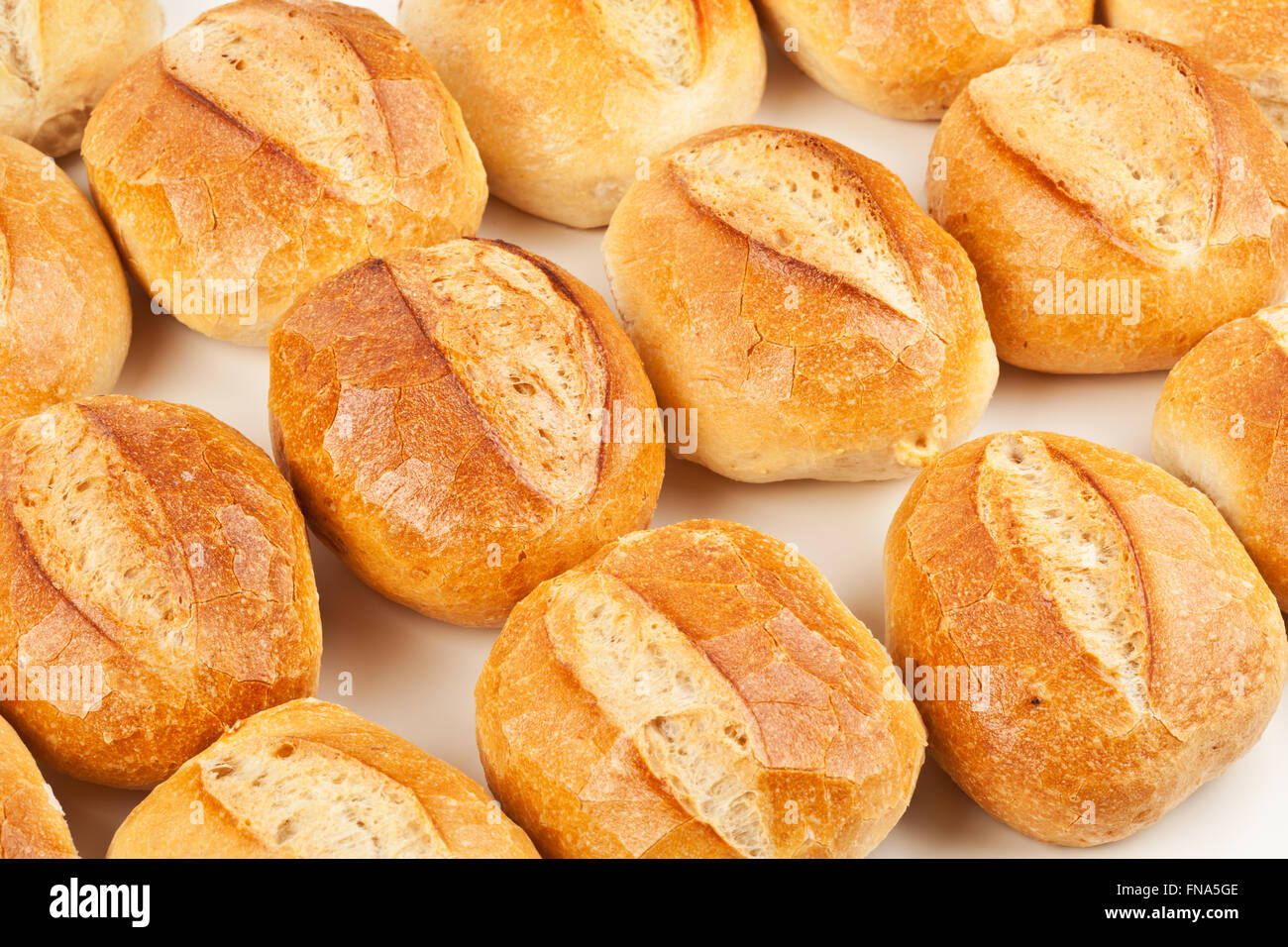 Abbondanza di fresca Pane tedesco rotoli su sfondo bianco in una panetteria tedesca Foto Stock