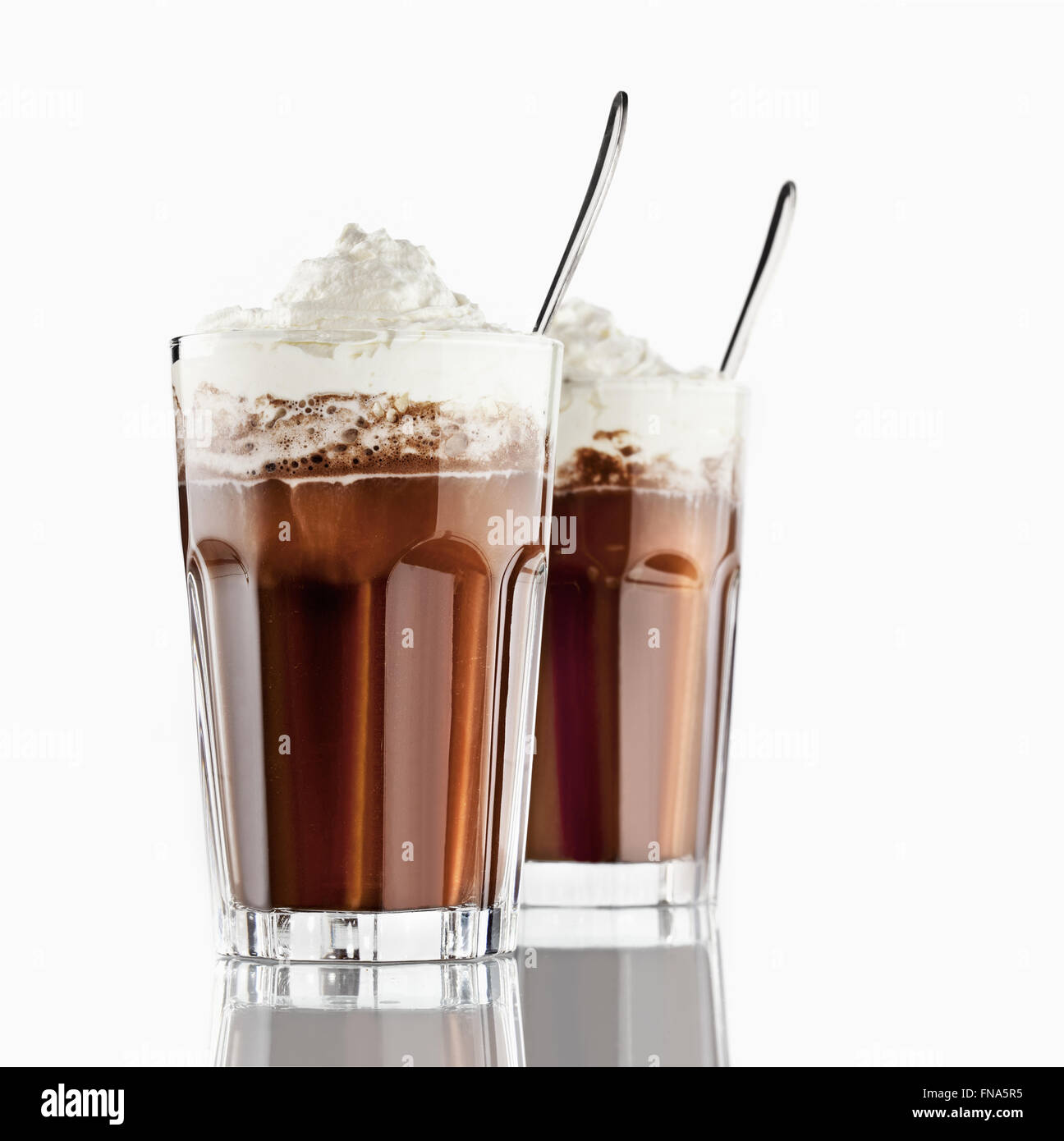 Tazza di cioccolata calda con panna montata Foto Stock Tazza di cioccolata calda con panna montata Foto Stock