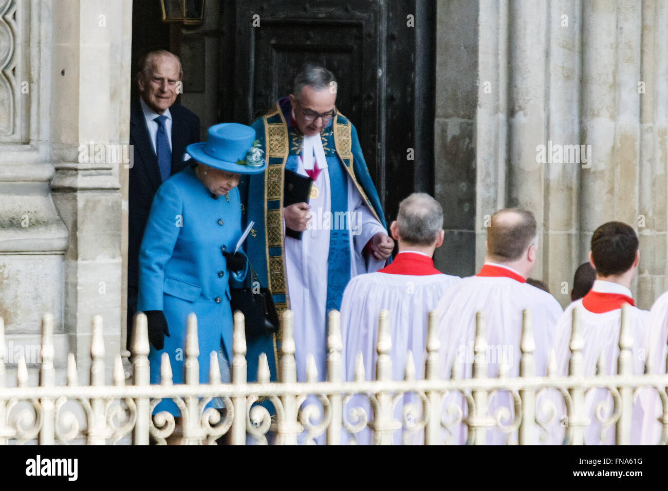 L'Abbazia di Westminster, Londra, 14 marzo 2016. Sua Maestà la regina, la testa del Commonwealth, accompagnato dal Duca di Edimburgo, il Duca e la Duchessa di Cambridge e il principe Harry frequentare il servizio del Commonwealth a Westminster Abbey sul giorno del Commonwealth. Nella foto: La Regina emerge da Westminster Abbey al termine del servizio. Credito: Paolo Davey/Alamy Live News Foto Stock