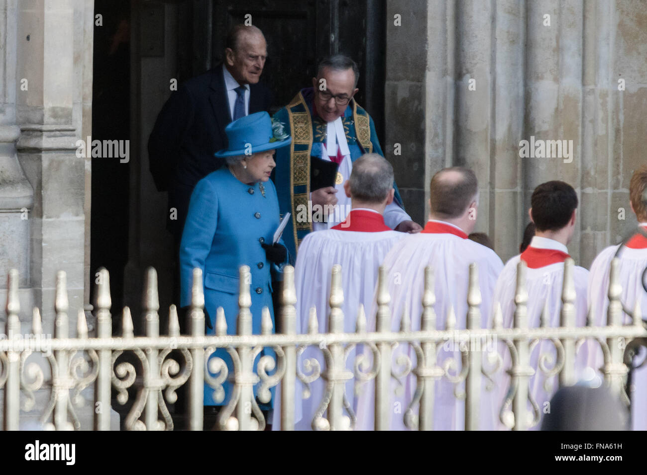 L'Abbazia di Westminster, Londra, 14 marzo 2016. Sua Maestà la regina, la testa del Commonwealth, accompagnato dal Duca di Edimburgo, il Duca e la Duchessa di Cambridge e il principe Harry frequentare il servizio del Commonwealth a Westminster Abbey sul giorno del Commonwealth. Nella foto: La Regina emerge da Westminster Abbey al termine del servizio. Credito: Paolo Davey/Alamy Live News Foto Stock