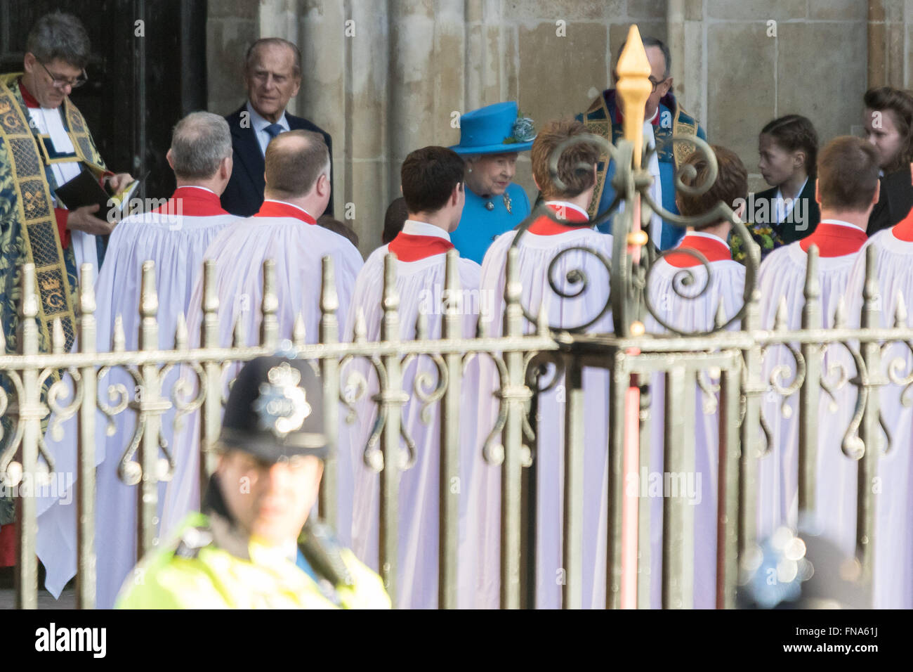 L'Abbazia di Westminster, Londra, 14 marzo 2016. Sua Maestà la regina, la testa del Commonwealth, accompagnato dal Duca di Edimburgo, il Duca e la Duchessa di Cambridge e il principe Harry frequentare il servizio del Commonwealth a Westminster Abbey sul giorno del Commonwealth. Nella foto: La Regina emerge da Westminster Abbey al termine del servizio. Credito: Paolo Davey/Alamy Live News Foto Stock