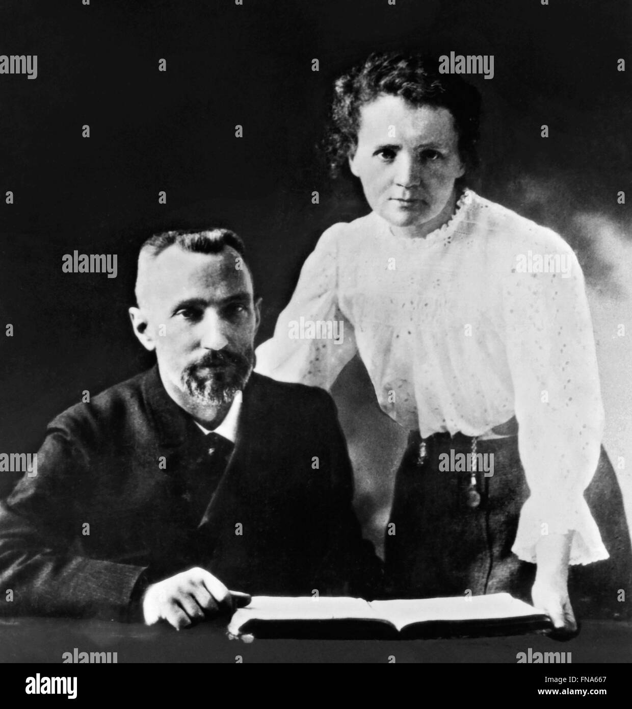 Marie Curie e suo marito Pierre. Fotografia del vincitore del premio Nobel a scienziati, Pierre e Marie Curie prese nel 1903 Foto Stock