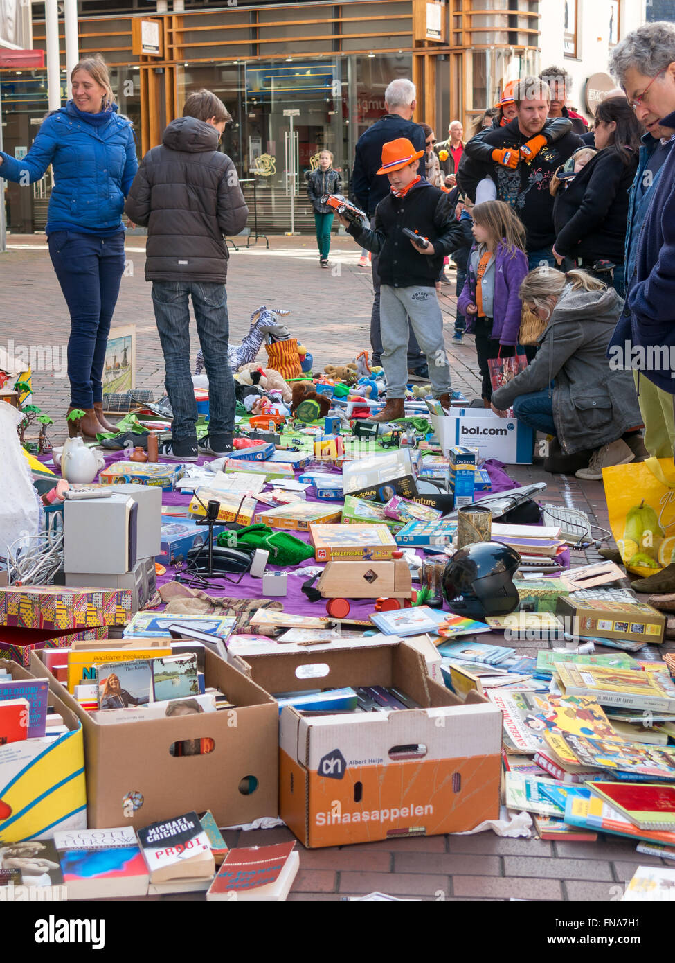 Persone che vendono i loro prodotti usati a livello nazionale sul mercato delle pulci sulla King's giorno nei Paesi Bassi Foto Stock