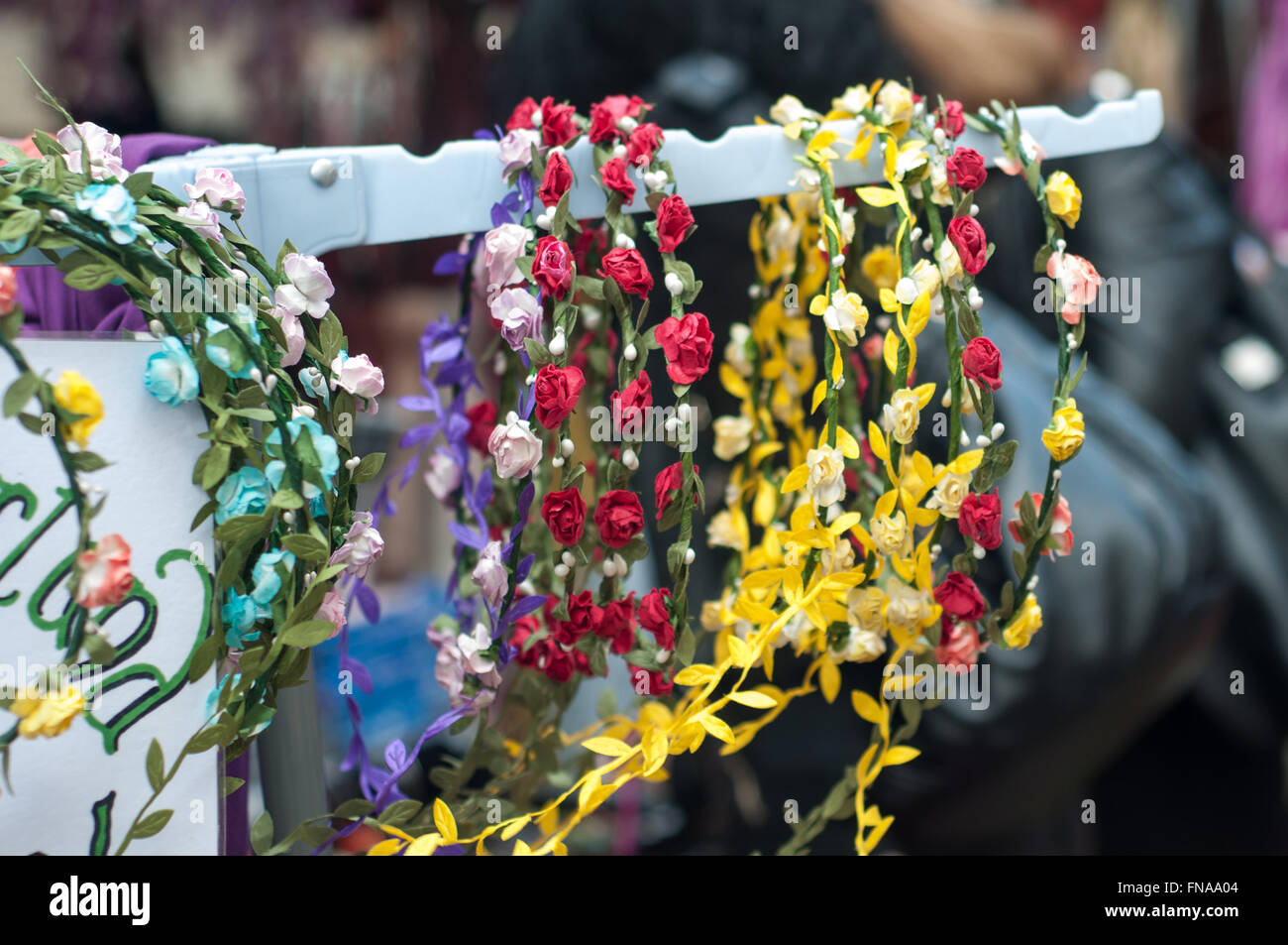 Fatti a mano con motivi floreali colorati lacci in un mercato in stallo in bagno, UK. Foto Stock