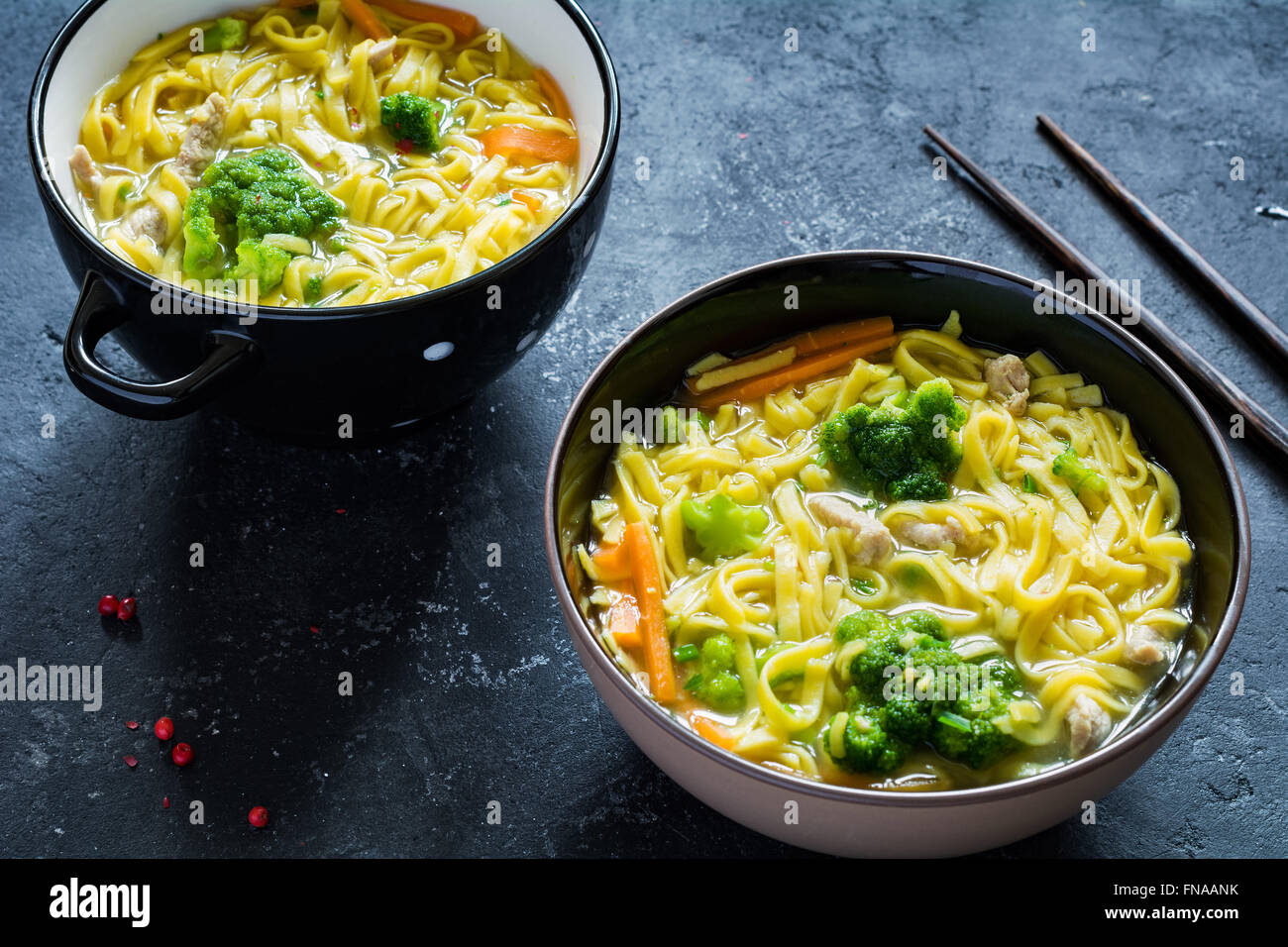 Uovo asiatici le zuppe di verdure e carne di maiale in ardesia scuro dello sfondo. Vista superiore Foto Stock