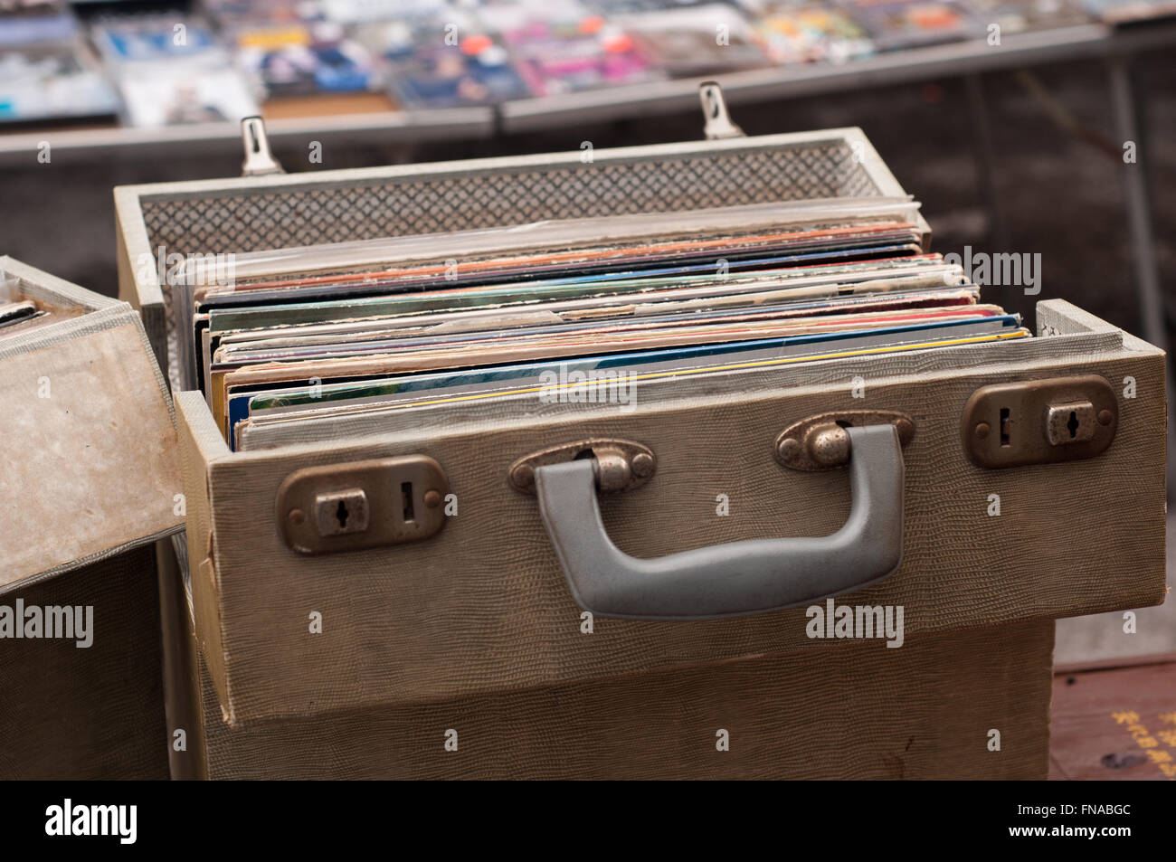 Vecchi dischi in vinile selezione in una cassa di legno al bagagliaio della vettura in vendita in bagno, UK. Foto Stock