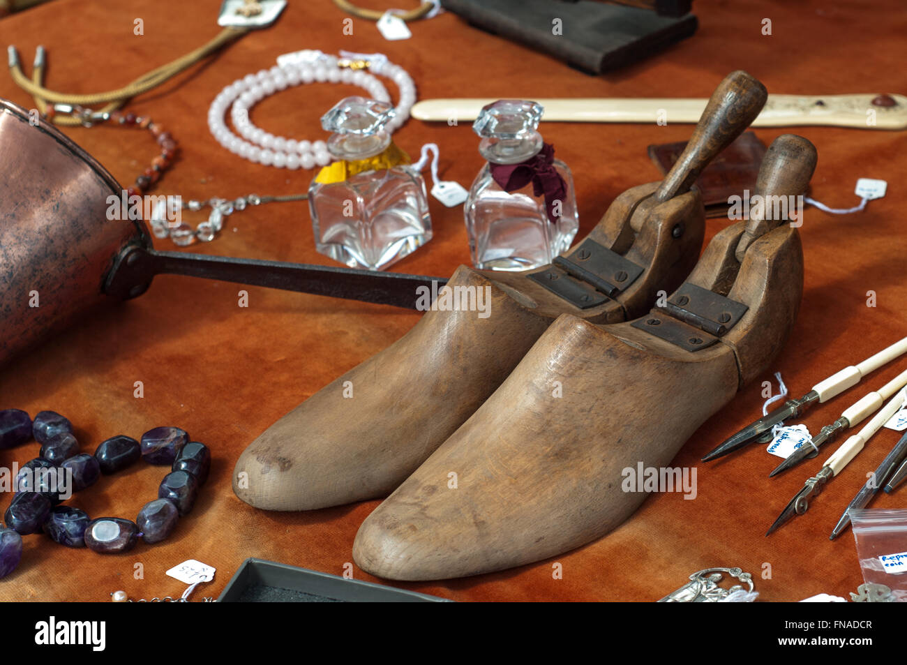 Pattino in legno inserire tratto barella vecchio rustico vintage at carboot in vendita in bagno, UK. Foto Stock