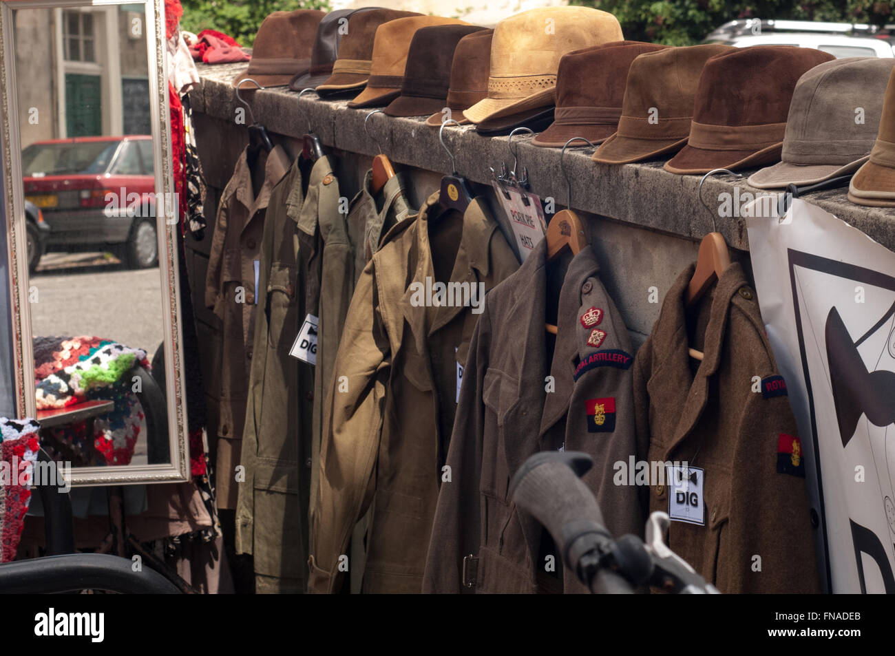 Vecchio vintage cappelli e esercito militare selezione uniforme al bagagliaio della vettura in vendita in bagno, UK. Foto Stock