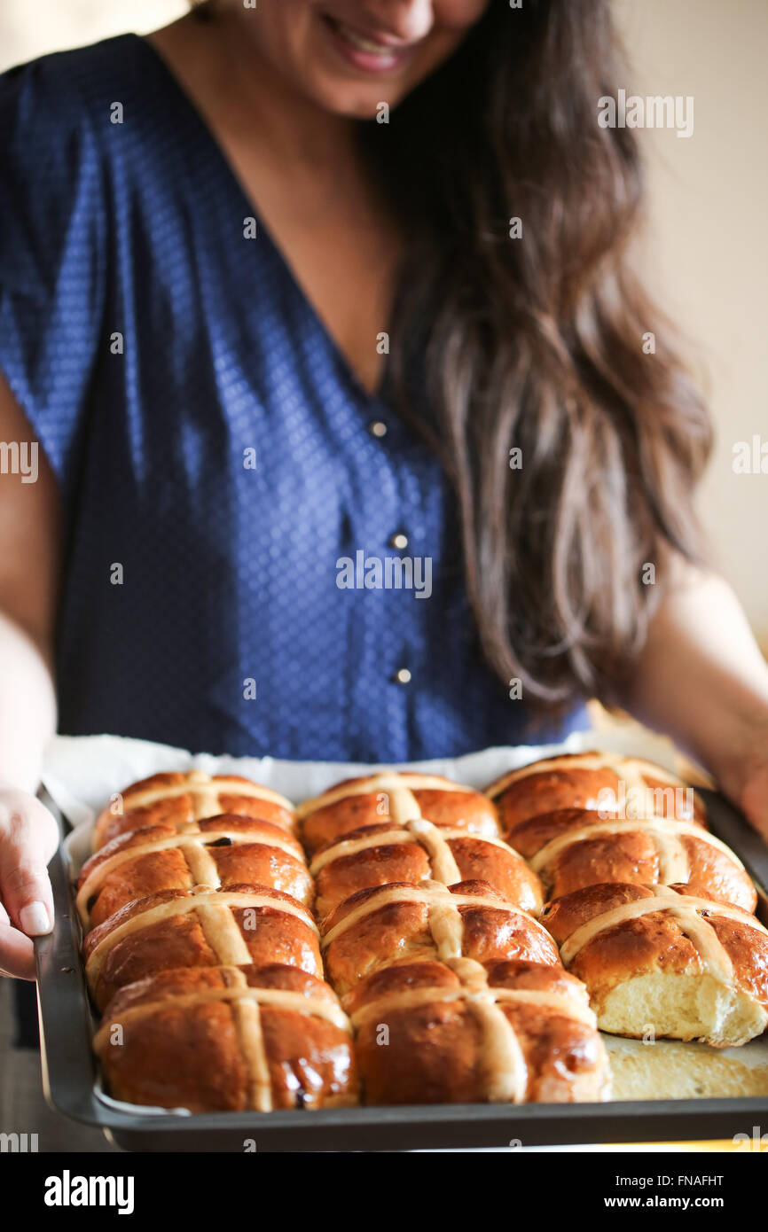 Donna che mantiene un vassoio di dolci tradizionali Foto Stock