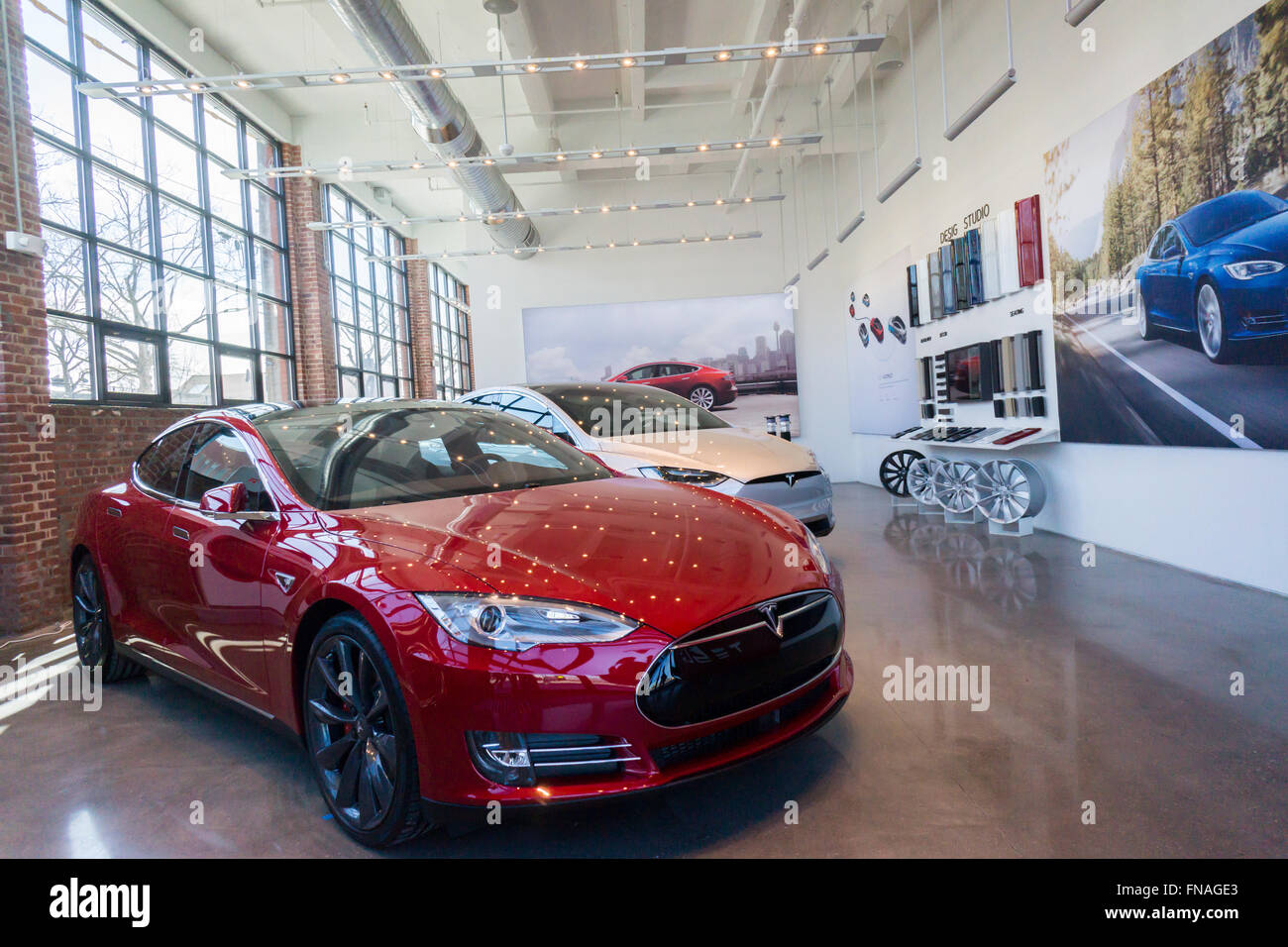 La nuova Tesla Motors showroom e centro di servizio è quasi pronto per aprire in Red Hook quartiere di Brooklyn a New York, visto il Sabato, 12 marzo 2016. (© Richard B. Levine) Foto Stock