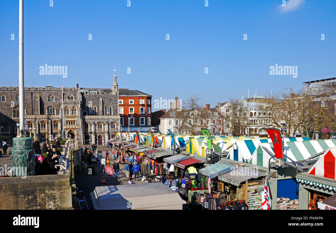 Una vista della parte posteriore del mercato nel centro della città di Norwich, Norfolk, Inghilterra, Regno Unito. Foto Stock