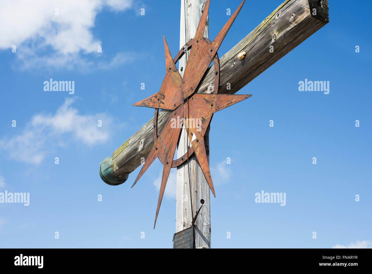 Latin vertice di croce nelle alpi europee contro il cielo blu, il Monte Guffert, Rofan, Tirolo, Austria Foto Stock