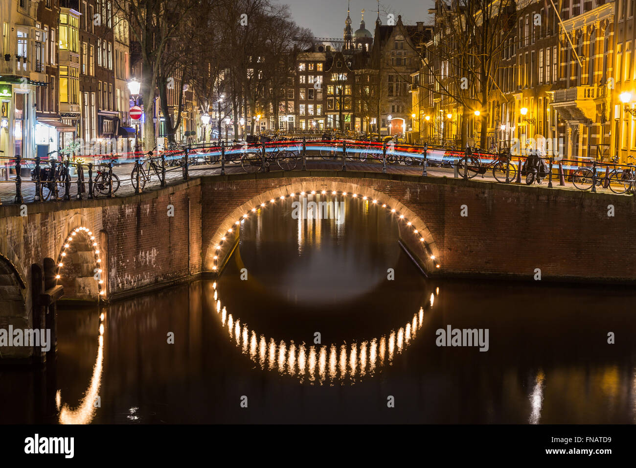 Una vista dei ponti a Leidsegracht e Keizersgracht intersezione dei canali di Amsterdam al crepuscolo. Foto Stock