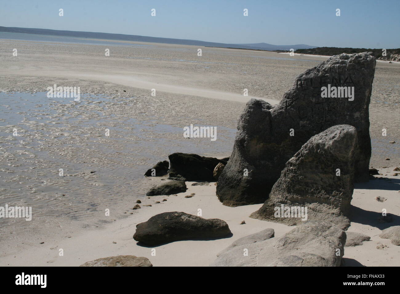 Rocce incise su una spiaggia Foto Stock