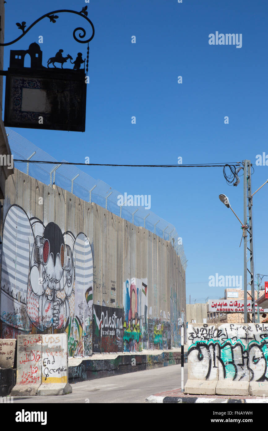 Betlemme, Israele - 6 Marzo 2015: i graffiti sulla barriera di separazione. Foto Stock