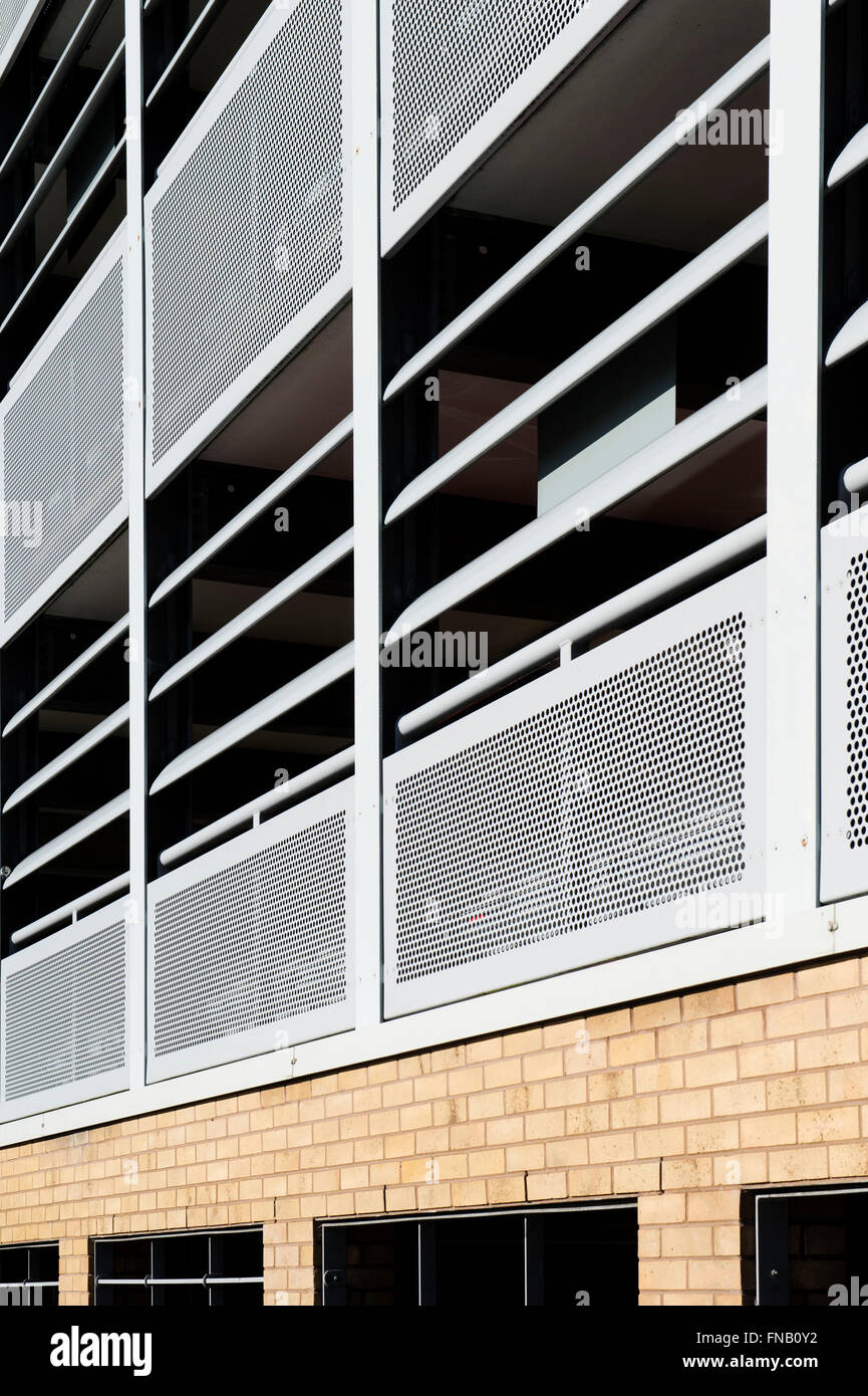 Opera di carpenteria metallica e architettura in mattoni sul multi-storia parcheggio auto in Milton Keynes, Buckinghamshire, Inghilterra Foto Stock