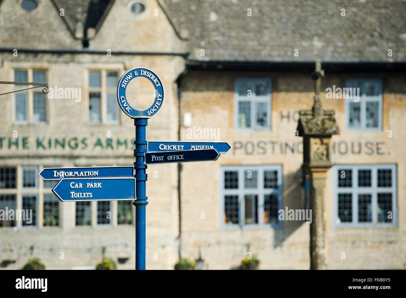 Direzione cartello nel mercato. Stow on the Wold, Gloucestershire, Cotswolds, Inghilterra Foto Stock